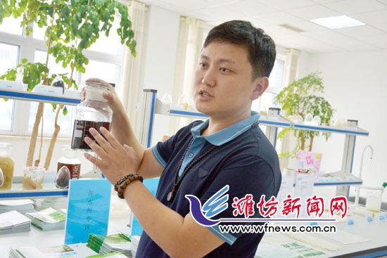 王曉凱正在介紹“旱地寶”的優(yōu)勢(shì)。